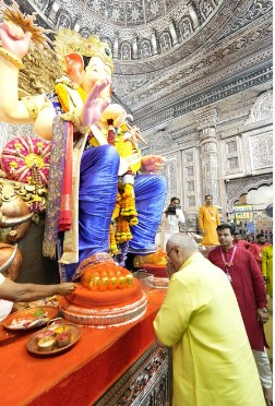 मुंबई दौरे पर उप-राष्ट्रपति राधाकृष्णन ने किए लालबागचा राजा के दर्शन, सीएम फडणवीस के घर भी पहुंचे