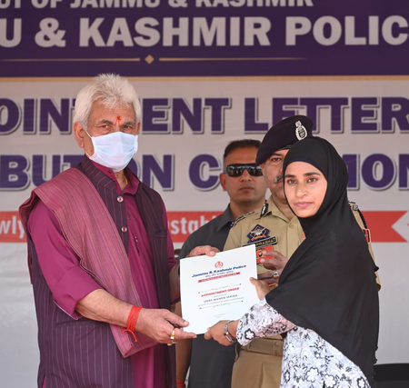 जम्मू कश्मीर में नागरिक-केंद्रित पुलिसिंग को मजबूत करने पर जोर, 4,000 नए कांस्टेबल तकनीकी भूमिकाओं में किया जाएगा इस्तेमाल