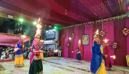 गुजरात में आस्था और रोमांच का अनोखा संगम, कहीं आग वाली इंधोनी तो कहीं अंगारों के बीच स्वास्तिक रास
