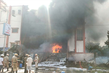 कोलकाता में सीईएससी डिस्ट्रीब्यूशन ऑफिस में भीषण आग, फायर ब्रिगेड की गाड़ियां मौके पर