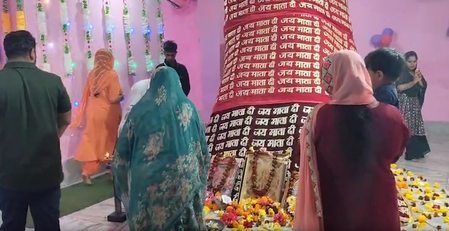 नवरात्र में भारत-पाकिस्तान सीमा के पास स्थित टाली माता मंदिर में उड़ रही श्रद्धालुओं की भीड़