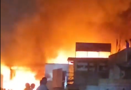 शाहबेरी फर्नीचर मार्केट में भीषण आग, आठ दुकानें जलकर राख, 30 दमकल गाड़ियों ने घंटों बाद पाया काबू