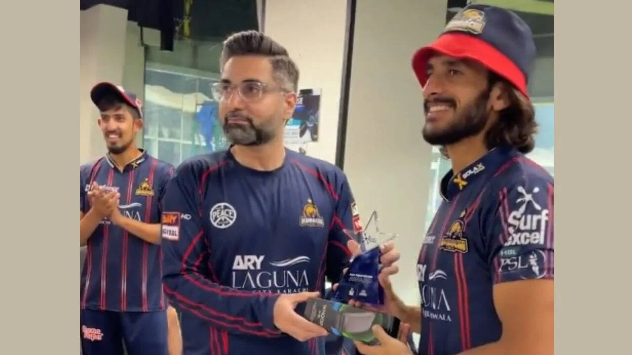 PSL 2025: मैच जिताने का ये कैसा इनाम, जी तोड मेहनत के बदले बाल काटने की मशीन दे दी