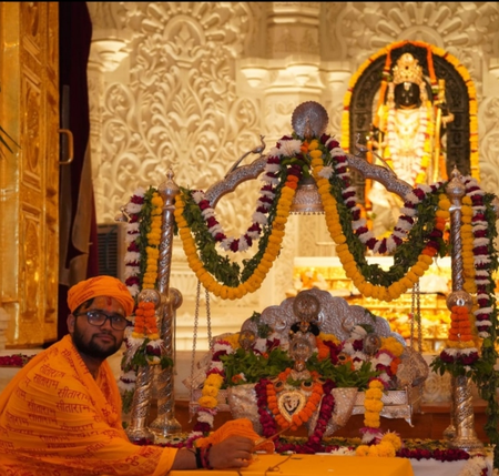 राम मंदिर में शुरू हुआ रामलला का झूलनोत्सव, स्वर्ण जड़ित चांदी के झूले पर प्रभु ने दिए दर्शन