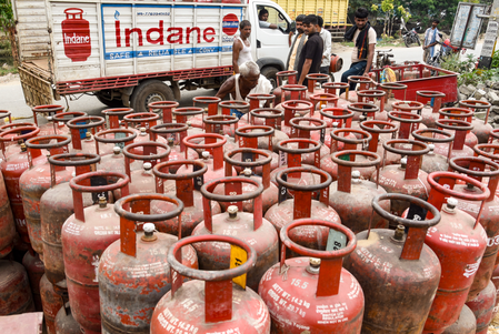 5 किलो एलपीजी सिलेंडरों की बिक्री 14.3 लाख तक पहुंची, पीएनजी कनेक्शन बढ़कर 4.4 लाख हुए: केंद्र