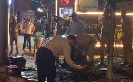 जालंधर में बीएसएफ चौक के पास स्कूटी में विस्फोट के बाद लगी आग, जांच में जुटी पुलिस