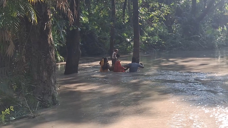 बिहार के पश्चिम चंपारण में बाढ़ का कहर, 3 किमी तक कमर भर पानी में चलने को मजबूर ग्रामीण