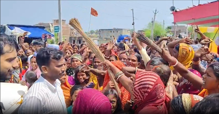 बिहार: बाढ़ग्रस्त शेखपुरा में लोगों ने अधिकारियों को बनाया बंधक, पुलिसकर्मियों के हथियार छीनने की कोशिश