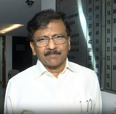 पार्टी में टूट की खबरें पूरी तरह भ्रामक, हमारे नौ सांसद एकजुट : संजय राउत