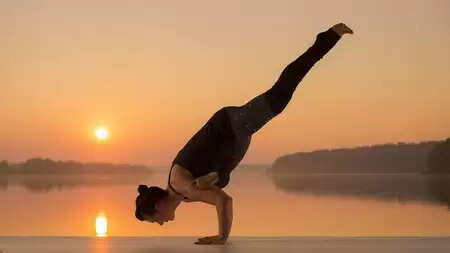 एका पाद गलावासन: न सिर्फ शरीर, बल्कि मन की एकाग्रता भी बढ़ाएगी यह योगासन