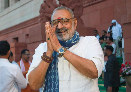 ममता खुद की सीट नहीं बचा पाएंगी, सरकार कहां से बचाएंगी : गिरिराज सिंह