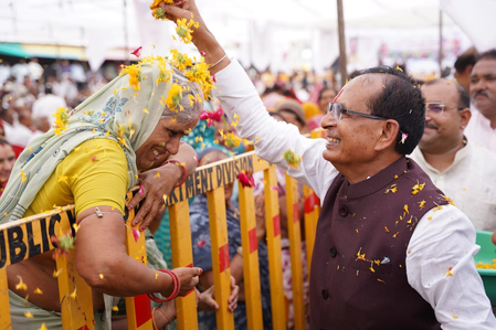 'कुछ अफसरों को लोगों के काम रोकने में मजा आता है', शिवराज सिंह चौहान ने चेताया