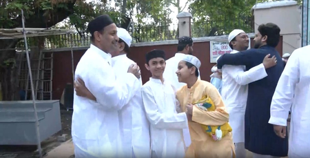 कड़ी सुरक्षा के बीच लखनऊ में मनाई जा रही ईद, मस्जिदों में नमाज अदा करने उमड़ा जनसैलाब