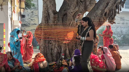 वट सावित्री व्रत पर सुहागिन महिलाओं ने की बरगद के वृक्ष की पूजा, पति की लंबी उम्र की कामना