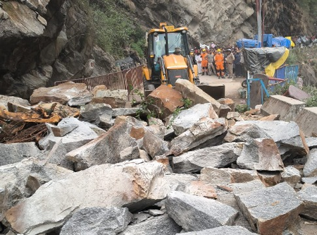 केदारनाथ यात्रा मार्ग पर सोनप्रयाग में चट्टान गिरने से एक की मौत, दूसरा घायल
