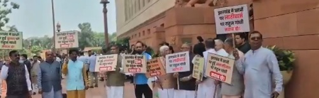 झारखंड के छात्र प्रदर्शन पर एनडीए सांसदों ने संसद परिसर में किया प्रदर्शन, विपक्ष से मांगा जवाब