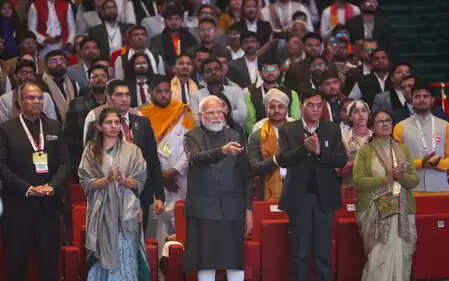 गुलामी की मानसिकता से बाहर निकलकर विरासत और विचारों को हमेशा आगे रखना होगा: पीएम मोदी