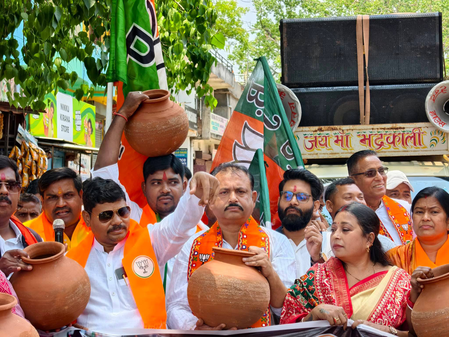 चतरा में बिजली-पानी संकट पर भाजपा का 'मटका फोड़' प्रदर्शन, सरकार की नीतियों पर जताया रोष