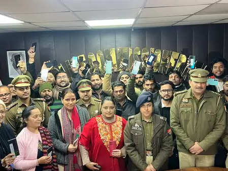 नोएडा पुलिस ने 25 लाख रुपये के 77 गुम मोबाइल ढूंढ निकाले, उनके मालिकों को लौटाए
