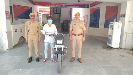 नोएडा में चोरी और मोबाइल स्नेचिंग करने वाले आरोपी को पुलिस ने किया गिरफ्तार