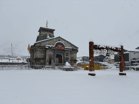 केदारनाथ धाम में फिर बदला मौसम, रुक-रुक कर बर्फबारी जारी