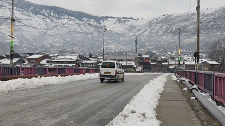 बारामूला में भारी बर्फबारी: फिसलन भरी सड़कें राहगीरों के लिए बनी मुसीबत