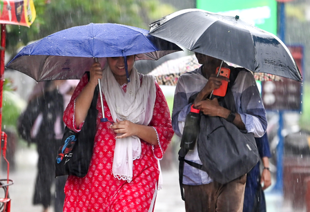 दिल्ली-एनसीआर में बारिश का दौर जारी, ग्रीन जोन में पहुंचा एक्यूआई