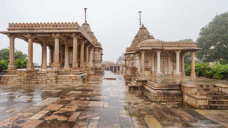 बारीक नक्काशी वाले खंभों और मारू-गुर्जर शैली की छतों वाला सौंदर्य, जैन तीर्थंकरों को समर्पित राजस्थान का यह मंदिर