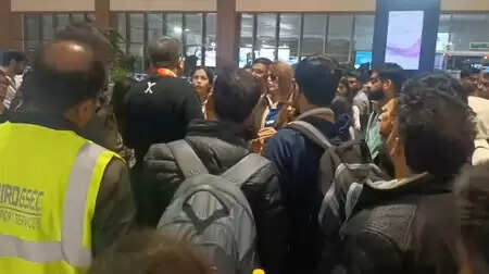 घने कोहरे के कारण फ्लाइट ऑपरेशन बुरी तरह प्रभावित, यात्रियों के लिए एडवाइजरी जारी