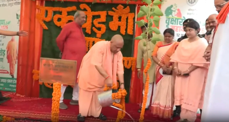 मुख्यमंत्री योगी ने गोरखपुर से प्रदेशव्यापी 'पौधरोपण महायज्ञ' का किया शुभारंभ