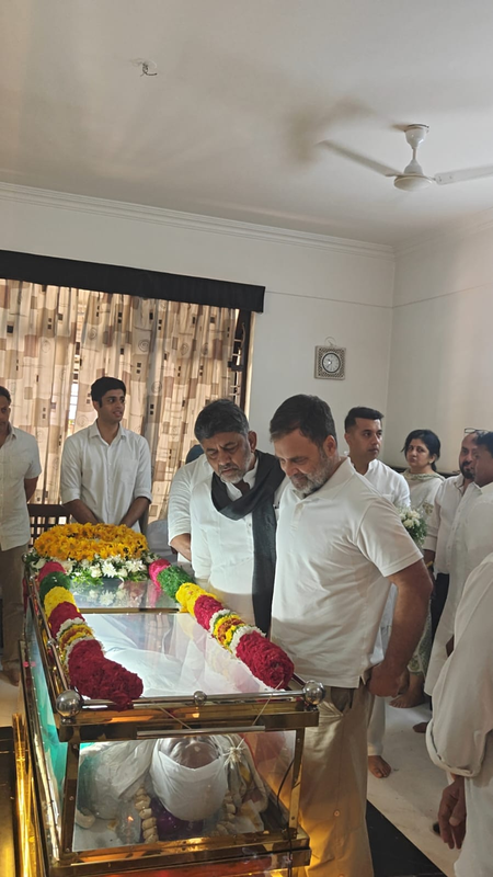 राहुल गांधी ने बेंगलुरु में एआईसीसी सचिव सूरज हेगड़े को दी श्रद्धांजलि