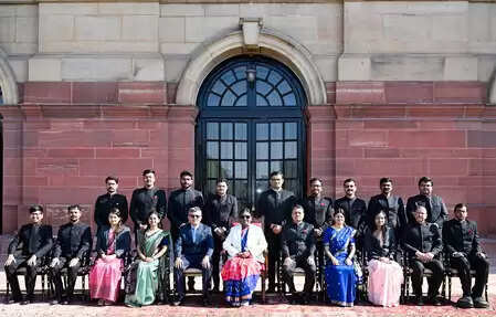 राष्ट्रपति मुर्मू ने आईडीएएस के परिवीक्षाधीन अधिकारियों से की मुलाकात, आजीवन सीखने का किया आग्रह