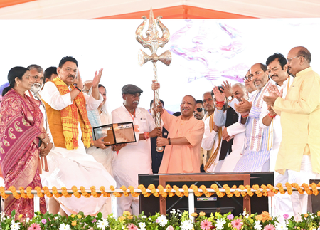 50-50 किलो राहत सामग्री दे रही सरकार, 500 ग्राम भी नहीं पहुंचा पाती थी सपा: सीएम योगी