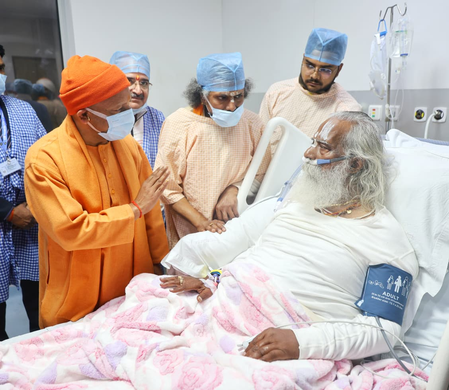 नृत्य गोपाल दास महाराज से मिलने अस्पताल पहुंचे सीएम योगी, की जल्द ठीक होने की प्रार्थना