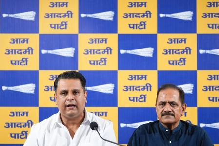 सुरक्षा मानकों की अनदेखी पर 'आप' का हमला, सेप्टिक टैंक हादसों और जर्जर इमारतों पर सख्त कानून की मांग