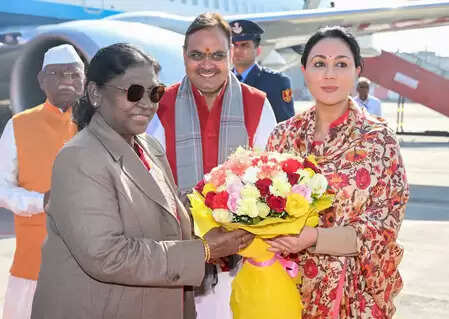 राष्ट्रपति मुर्मू एक दिवसीय जयपुर दौरे के दौरान 1008 कुंडीय हनुमान महायज्ञ में हुईं शामिल