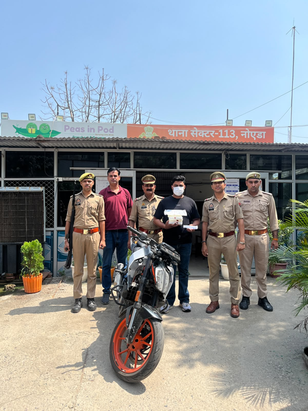 मोबाइल स्नैचिंग करने वाला शातिर बदमाश गिरफ्तार, चार मोबाइल और फर्जी नंबर प्लेट लगी बाइक बरामद
