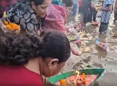 भुवनेश्वर में मनाया गया बोइता बंदना उत्सव, लोगों ने नाव तैराकर याद किया इतिहास