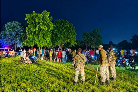 चतरा के गांव में पुलिस पर पथराव, दो दारोगा घायल, भीड़ नियंत्रित करने के लिए हवाई फायरिंग