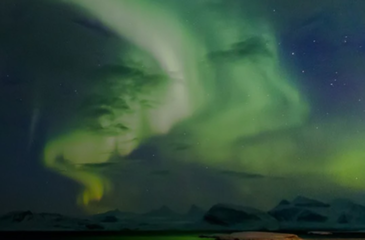 ऑरोरा लाइट्स : हरी से बैंगनी तक, आसमान में फैली ये रंग-बिरंगी रोशनी क्या है?