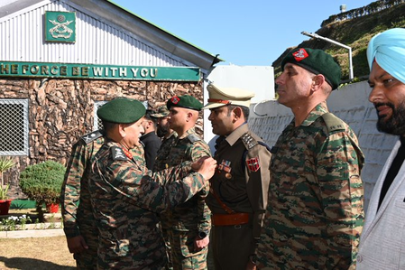 सेना प्रमुख ने की आतंकवाद-रोधी अभियानों और सुरक्षा स्थिति की समीक्षा