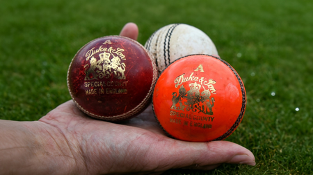 युद्ध के बीच शिपिंग में रुकावट, इंग्लिश क्रिकेट को करना पड़ सकता है 'ड्यूक' गेंदों का सामना