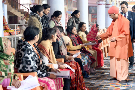 कब्जामुक्त कराएं जमीन, बख्शे न जाएं भू माफिया : सीएम योगी