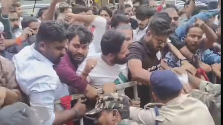 मुख्य चुनाव आयुक्त के इस्तीफे की मांग को लेकर युवा कांग्रेस ने रांची में किया प्रदर्शन