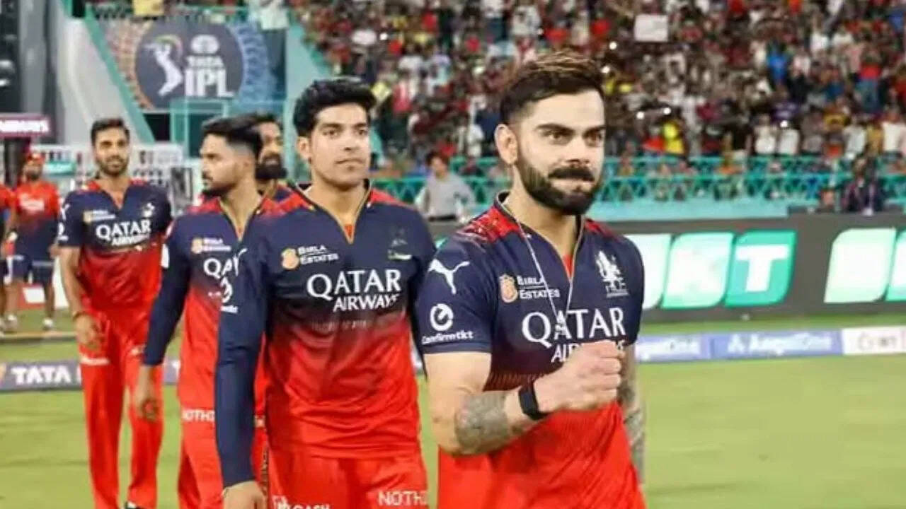 विराट कोहली के साथ RCB का ये खिलाड़ी चाहता था फोटो खिंचवाना, धक्का देकर हटाया, देखें Video