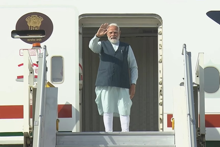 पीएम मोदी यूएई दौरे के लिए नई दिल्ली से हुए रवाना, राष्ट्रपति शेख मोहम्मद बिन जायद से करेंगे मुलाकात