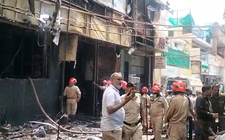 दिल्ली : मालवीय नगर के बहुमंजिला इमारत में भीषण आग, 10 लोगों की मौत, कई घायल