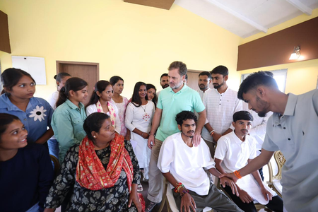 नासिक में आदिवासी छात्रों से मिले राहुल गांधी, शिक्षा और छात्र कल्याण के मुद्दों पर सुनीं समस्याएं