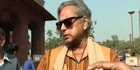 इंडिगो यात्रियों को होने वाली परेशानी चिंताजनक: शशि थरूर