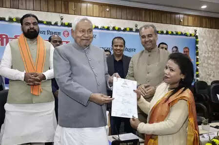 सीएम नीतीश कुमार ने 1283 आयुष चिकित्सकों को नियुक्ति पत्र सौंपे